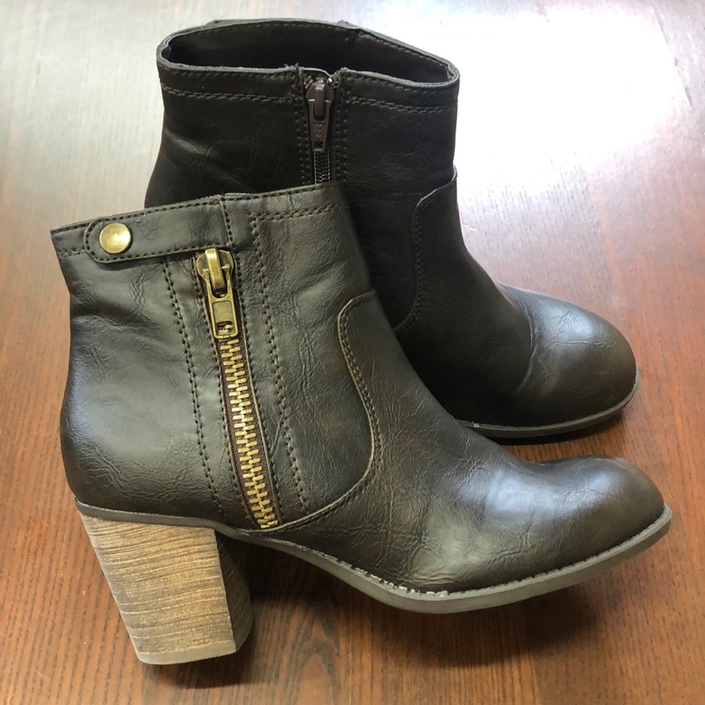 Faux leather zip up ankle booties Crown Vintage